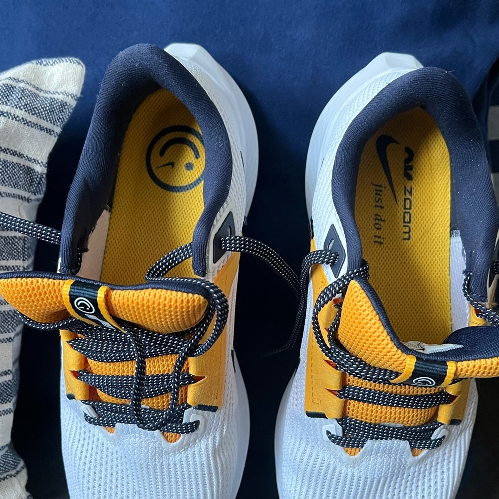 Nike Pegasus WVU Mountaineer Shoes - Picture 5 of 10